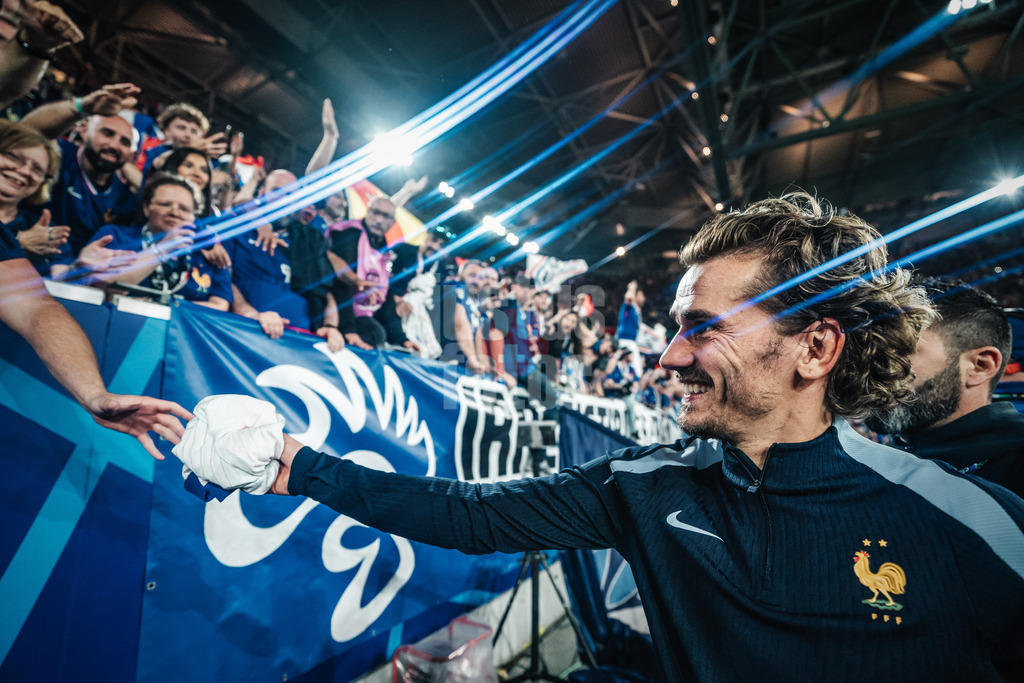 Fußball | Herren | UEFA-Fußball-Europameisterschaft 2024 | Gruppe D | Österreich vs. Frankreich | 17.06.2024 | Antoine Griezmann (#7, Frankreich) verschenkt sein Trikot nach dem Spiel