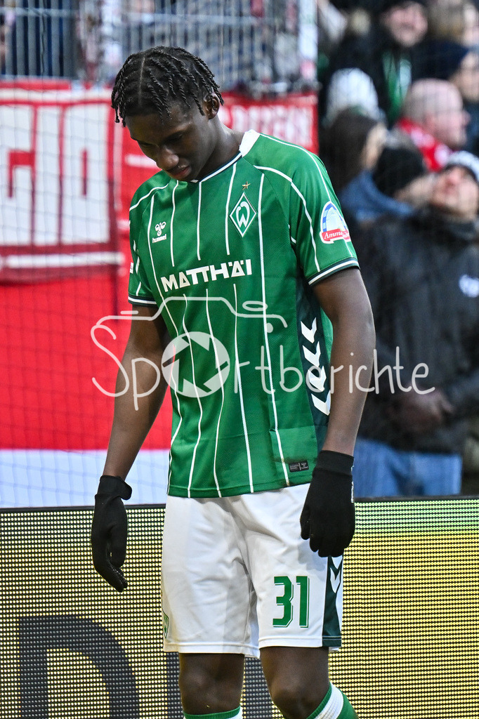 SV Werder Bremen - FC Bayern München | BREMEN, GERMANY - 14. FEBRUARY: der angeschlagene Karim COULIBALY (SV Werder Bremen 31) muss verletzt ausgewechselt werden während dem Bundesligamatch zwischen dem SV Werder Bremen und dem FC Bayern München am 22. Spieltag im Weserstadion / DFL REGULATIONS PROHIBIT ANY USE OF PHOTOGRAPHS AS IMAGE SEQUENCES AND/OR QUASI-VIDEO