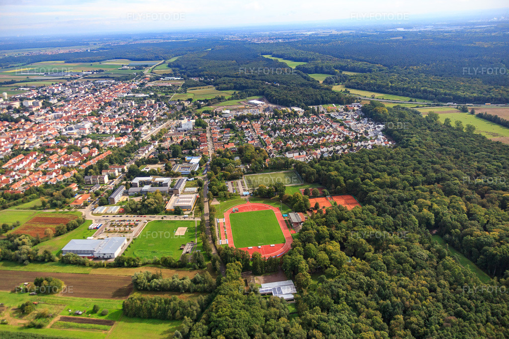 Luftbild: Bienwaldhalle, Integrierte Gesamtschule Kandel und Bienwaldstadion in Kandel im Bundesland Rheinland-Pfalz in Deutschland. Foto: IMG_072822.jpg vom 19.09.2014 durch Werner Riehm/FLY-FOTO.deIGS-KANDEL.DE