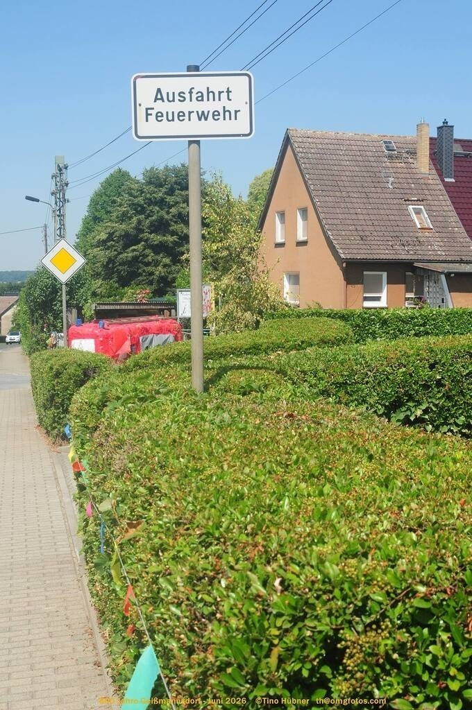 Geißmannsdorf-2026-Ortsbilder-099 | Geißmannsdorf bei Bischofswerda im Sommer 2026. Ein fotografischer Streifzug durch das Dorf Geißmannsdorf, mit Gebäuden, Straßen, Strohpuppen und geschmückten Vorgärten und Grundstücken anlässlich der 800-Jahr-Feier von Geißmannsdorf im Juni 2026 - Realisiert mit Pictrs.com