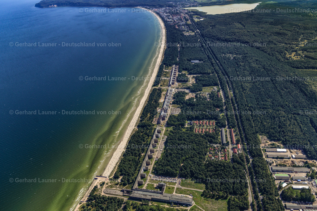 3637844 | BINZ 25.08.2016 Gebäudekomplex der ehemaligen Militär- Kaserne " Koloss von Prora " im Ortsteil Prora in Binz im Bundesland Mecklenburg-Vorpommern. Das KdF Bad Prora und die ehemalige Ferienanlage wird u.a. durch die Baltic Bau – Baltische Immobilienverwaltungs GmbH zu einer attraktiven Eigentumswohnanlage mit Ferienwohnungen am Strand der Ostsee umgebaut, modernisiert und saniert. // Building complex of the former military barracks " Koloss von Prora " in the district Prora in Binz in the state Mecklenburg - Western Pomerania. Foto: Gerhard Launer