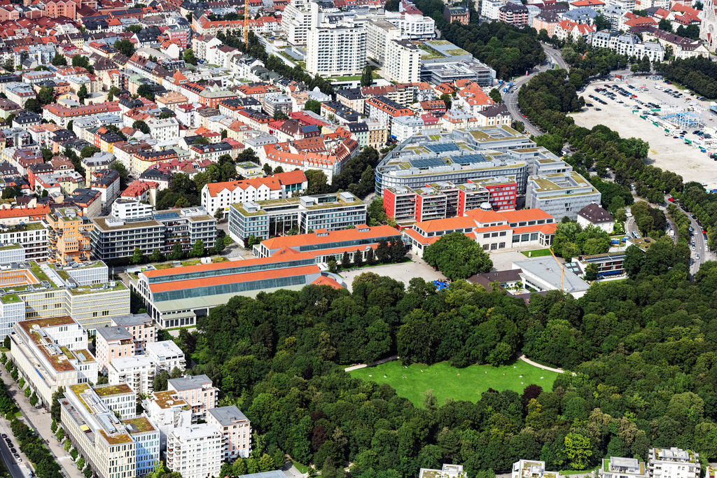 dr__0071854.jpg | MüNCHEN 12.08.2021 Museums- Gebäude- Ensemble Deutsches Museum Verkehrszentrum an der Straße Am Bavariapark in München im Bundesland Bayern, Deutschland. Weiterführende Informationen bei: Deutsches Museum. // Museum building ensemble Deutsches Museum Verkehrszentrum in Munich in the state Bavaria, Germany. Further information at: Deutsches Museum. Foto: Daniel Reiter