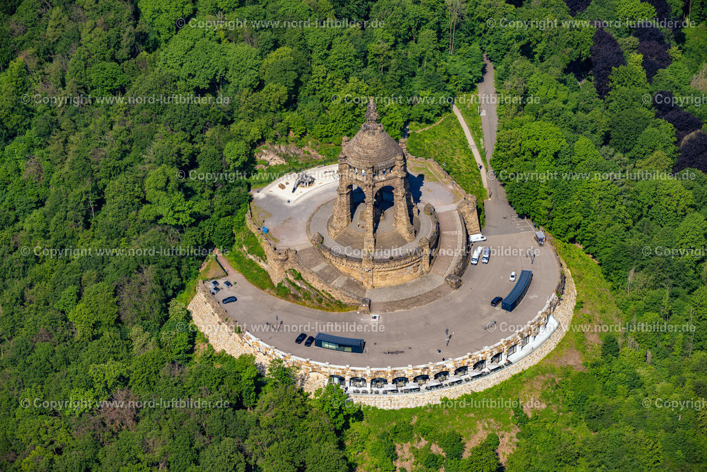 Porta_Westfalica_Kaiser Wilhelm Denkmal_ELS_0637050623 | PORTA WESTFALICA 05.06.2023 Sehenswürdigkeit und Tourismus- Attraktion des Geschichts- Denkmal " Kaiser-Wilhelm-Denkmal " in Porta Westfalica im Bundesland Nordrhein-Westfalen, Deutschland. Weiterführende Informationen bei: Kotelett-Schmiede Gaststättenbetriebs GmbH,  Kögel Bau GmbH & Co. KG,  Landschaftsverband Westfalen-Lippe (LWL),  Peter Bastian Architekten BDA. // Tourist attraction of the historic monument " Kaiser-Wilhelm-Denkmal " in Porta Westfalica in the state North Rhine-Westphalia, Germany. Further information at: Kotelett-Schmiede Gaststaettenbetriebs GmbH,  Koegel Bau GmbH & Co. KG,  Landschaftsverband Westfalen-Lippe (LWL),  Peter Bastian Architekten BDA. Foto: Martin Elsen