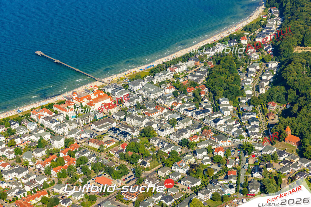 Hotel Ostsee Binz Bild- Das Luftbild wurde 2025 vom UL-Flugzeug heraus erstellt ( keine Drohne bzw. Drohnenaufnahme ) - Hochauflösende Luftaufnahme -Nicht vergleichbar mit Google Maps oder Satelittenbilder- Die Geschenkidee !Mit Lizenz und Bildrechte bestellbar - CC