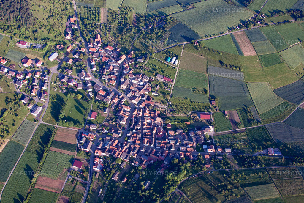 Luftbild: Ortsansicht von Norden im Ortsteil Eiersheim in Külsheim im Bundesland Baden-Württemberg in Deutschland. Foto: IMG_66261.jpg vom 30.05.2014 durch Werner Riehm/FLY-FOTO.de