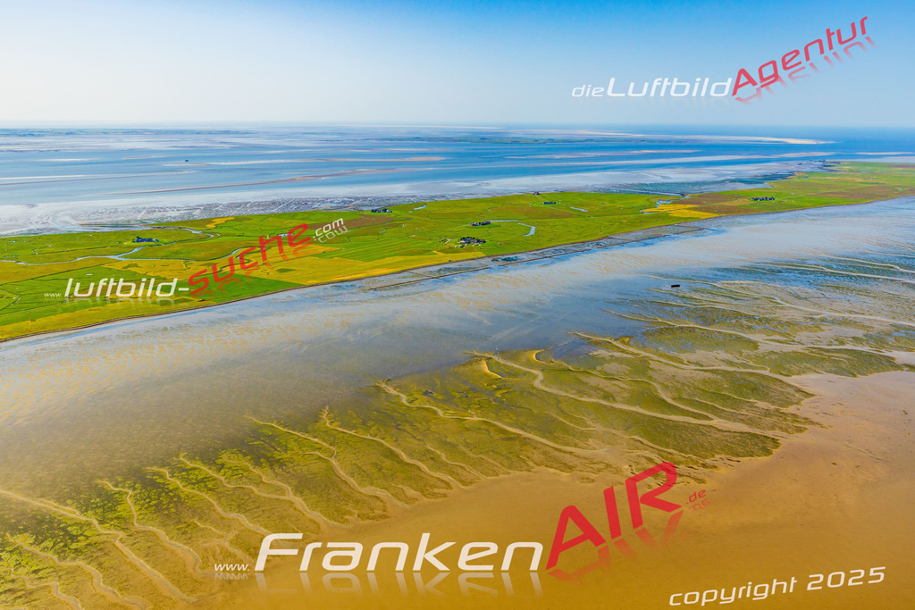Luftbild der Stadt Langeneß - Die Luftaufnahme wurde 2025 vom UL-Flugzeug heraus erstellt ( keine Drohne ) - Hochauflösende Luftaufnahme - für professionelle Ausdrucke geeignet. Die Geschenkidee !Hier alle&nbsp;Infos zur Lizenzierung der LuftaufnahmeWir fliegen auch dieses Jahr wieder in Ihre Region um Luftbilder zu erstellen.- Luftbild anfragen