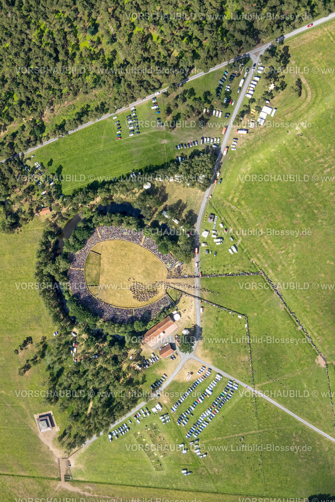 Duelmen220505093MerfelderBruchPferde | Luftbild, Wildpferdefang im Merfelder Bruch bei Dülmen, Arena der Wildpferdebahn, Herzöge von Croÿ Anwesen, Pferdeherde,  Merfeld, Dülmen, Münsterland, Nordrhein-Westfalen, Deutschland