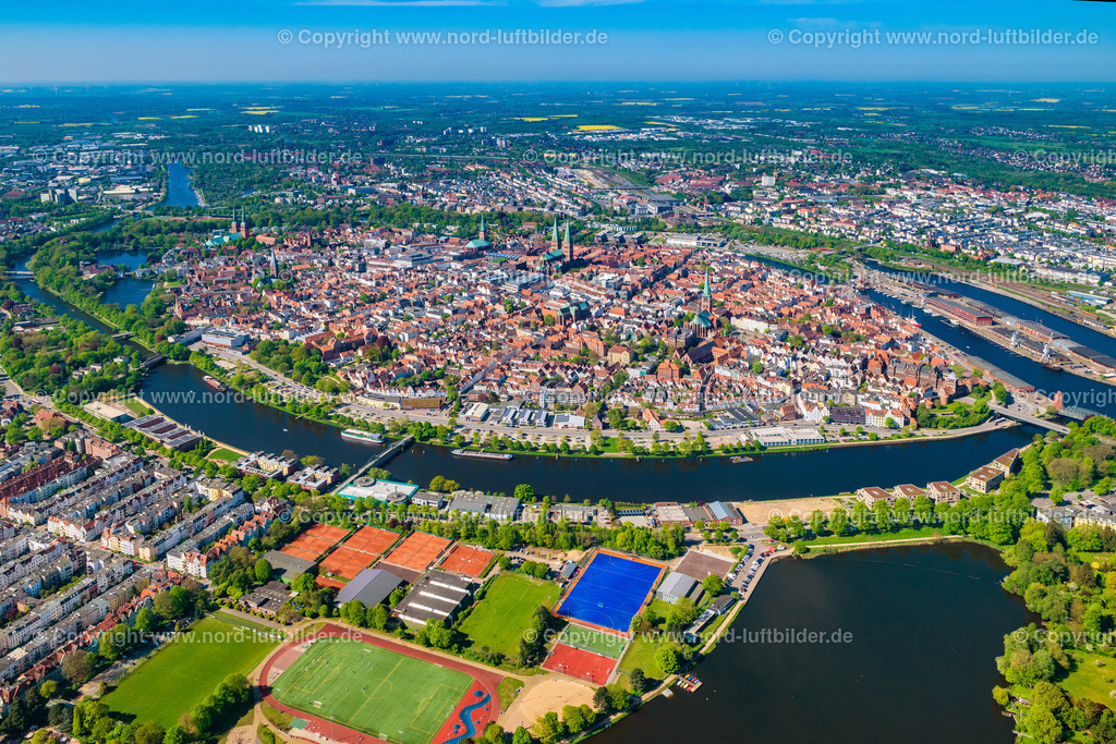 Lübeck_Altstadt_ELS_4835010524 | LüBECK 01.05.2024 Altstadtbereich und Innenstadtzentrum im Ortsteil Altstadt in Lübeck im Bundesland Schleswig-Holstein, Deutschland. Weiterführende Informationen bei: Hansestadt LÜBECK. // Old Town area and city center in the district Altstadt in Luebeck in the state Schleswig-Holstein, Germany. Further information at: Hansestadt LUeBECK. Foto: Martin Elsen