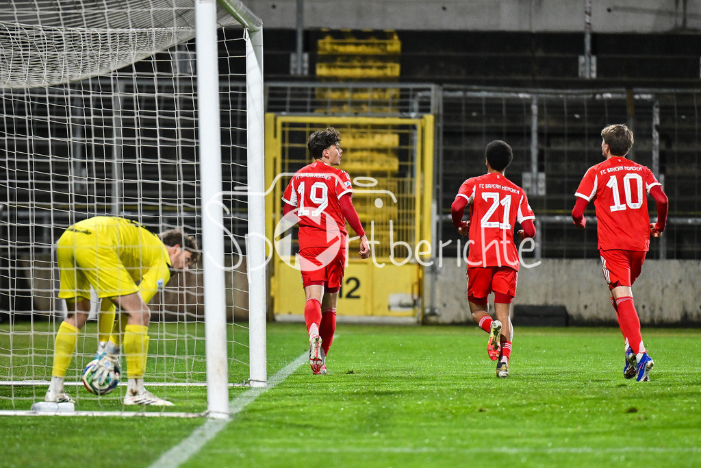 FC Bayern Amateure - SpVgg Unterhaching | MÜNCHEN, DEUTSCHLAND - 24. FEBRUAR: Jubel der Bayern nach dem Treffer zum 1-0 durch Louis RICHTER (FC Bayern München II 19) / Tor / Torschuetze / Freude / Happy während dem Spiel zwischen den Amateuren des FC Bayern München und der SpVgg Unterhaching am 25. Spieltag der Regionalliga Bayern im Grünwalder Stadion