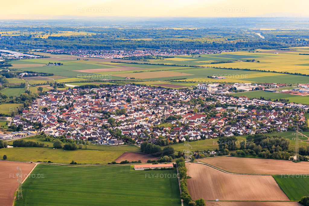 Luftbild: Ortsansicht von Westen im Ortsteil Wolfskehlen in Riedstadt im Bundesland Hessen in Deutschland. Foto: IMG_088451.jpg vom 17.05.2016 durch Werner Riehm/FLY-FOTO.de