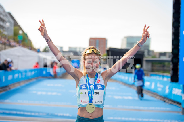 20250427-NSZ_3264 | Laura Hottenrott in Jubelpose nach dem LaufDEU, Düsseldorf, 27.04.2025 Uniper Düsseldorf Marathon 2025 - Realisiert mit Pictrs.com