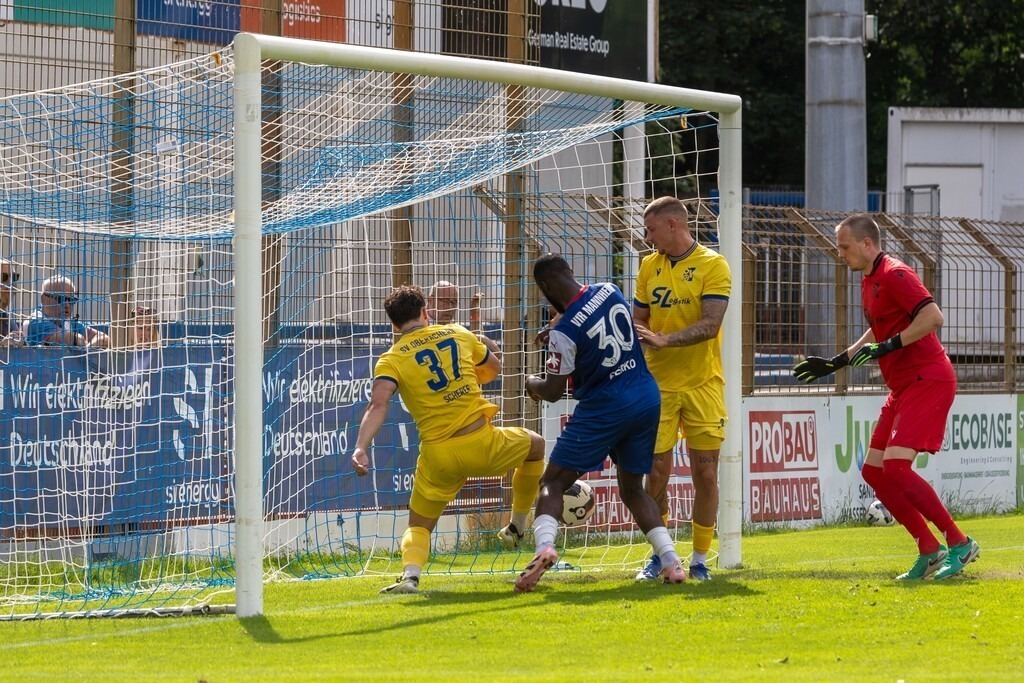 Fußball, Oberliga Baden-Württemberg 2025/26, 34. Spieltag: VfR Mannheim gegen SV Oberachern | Fußball, Oberliga Baden-Württemberg 2025/26, 34. Spieltag: VfR Mannheim gegen SV Oberachern***Henri Scherer (37, Oberachern) kratzt im letzten Moment den Ball von der Linie - Realisiert mit Pictrs.com