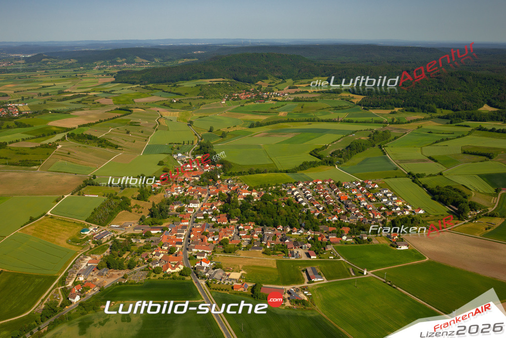 Das Luftbild zeigt Oberschwappach Knetzgau - Die Luftaufnahme wurde 2023 vom UL-Flugzeug aus erstellt ( keine Drohne ) - Hochauflösende Luftaufnahme - Für grossformatige Ausdrucke geeignet. Die Geschenkidee !Mit Lizenz und Bildrechte bestellbar