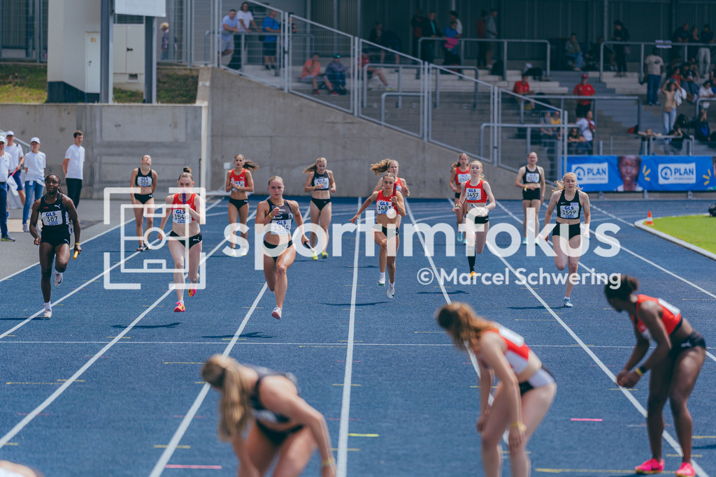 DM U23 U18 Bochum 2026 | Der Anlauf zur Staffelübergabe in der 4x100-Meter-Staffel bei den Deutschen Meisterschaften der U18 &amp; U23 2026 im Lohrheidestadion in Bochum-Wattenscheid. Im Fokus: LG Brillux Münster. - Realisiert mit Pictrs.com