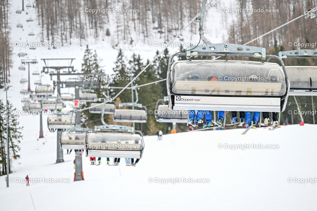 Skigebiet_ Sessellift_ 10.02.2024_-4 | 10.02.2024, Hinterstoder, AUT, Skigebiet, im Bild  Sessellift, Skifahren, Skifahrer, Snowboard, Fun, Action, Bergbahn, Schnee, Sport, Winter, Wintersport, Berg, Piste, Doppelmayr, Themenbild, Feature, Symbolbild