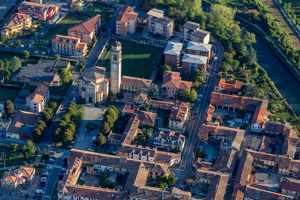 Aerial view: Parish of San Majolo, Abate in Truccazzano in the state Lombardy, Italy. – Photo: IMG_134523.jpg taken on 09/19/2022 by Werner Riehm/FLY-FOTO.com – Resolution of the original: 5069 x 3380 px – WWW.PARROCCHIASANMAJOLOABATE.FLAZIO.COM
