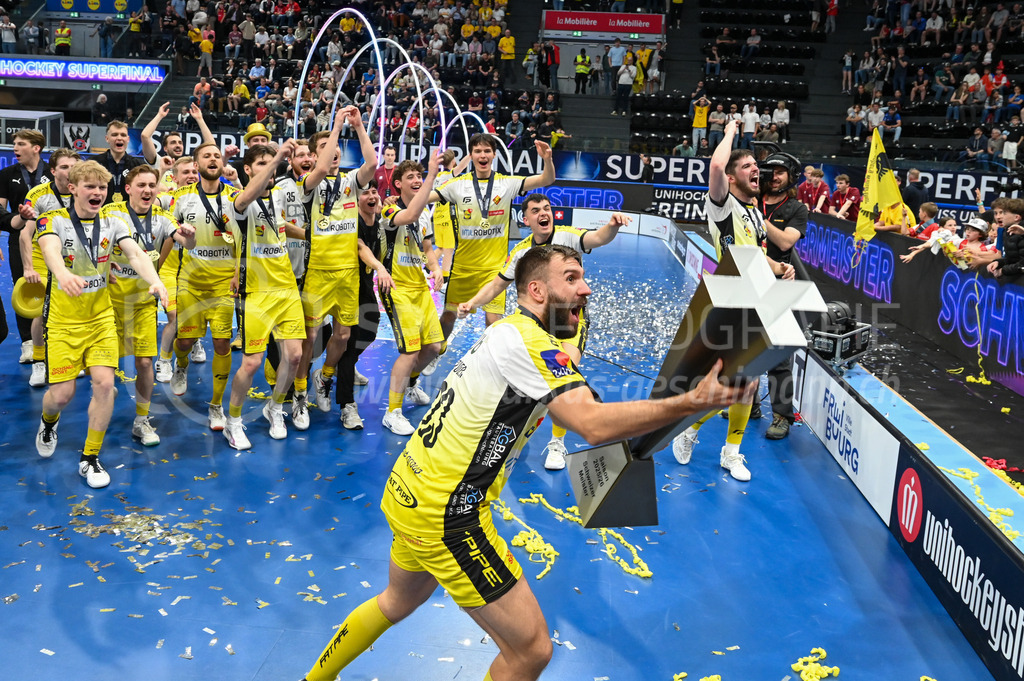 Zug United - HC Rychenberg - 25. April 2026 | Tobias Studer (#23 HC Rychenberg Winterthur) mit Pokal am L-UPL Superfinal-Spiel zwischen Zug United und HC Rychenberg am 25. April 2026 in der BCF Arena, Fribourg, Schweiz.Bild: Sportfotografie Markus Aeschimann | www.markus-aeschimann.ch - Realisiert mit Pictrs.com