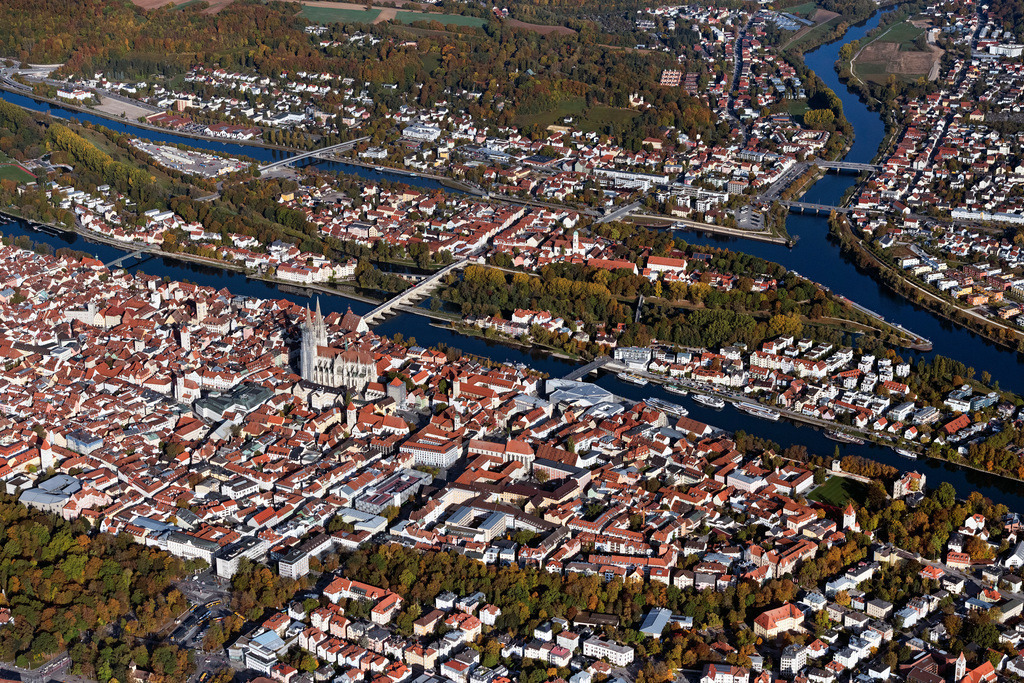 dr__0038711.jpg | REGENSBURG 23.10.2023 Altstadtbereich und Innenstadtzentrum am Ufer des Flußverlaufes der Donau am Neupfarrplatz in Regensburg im Bundesland Bayern, Deutschland. Weiterführende Informationen bei: REWAG Regensburger Energie- und Wasserversorgung AG & Co KG,  Stadt Regensburg. // Old Town area and city center on the banks of the Danube river on place Neupfarrplatz in Regensburg in the state Bavaria, Germany. Further information at: REWAG Regensburger Energie- und Wasserversorgung AG & Co KG,  Stadt Regensburg. Foto: Daniel Reiter