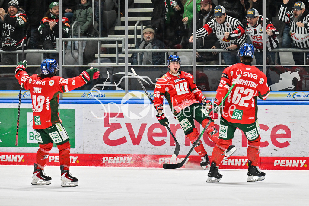 Augsburger Panther - Schwenninger Wild Wings | AUGSBURG, GERMANY - 02. JANUARY: Jubel der Panther nach dem Treffer zum 7-5 durch Alexander BLANK (Augsburger Panther 26) / Tor / Torschuetze / Freude / Happy während dem Match zwischen den Augsburger Panthern und den Schwenninger Wild Wings am 35. Spieltag der Penny DEL im Curt Frenzel Stadion