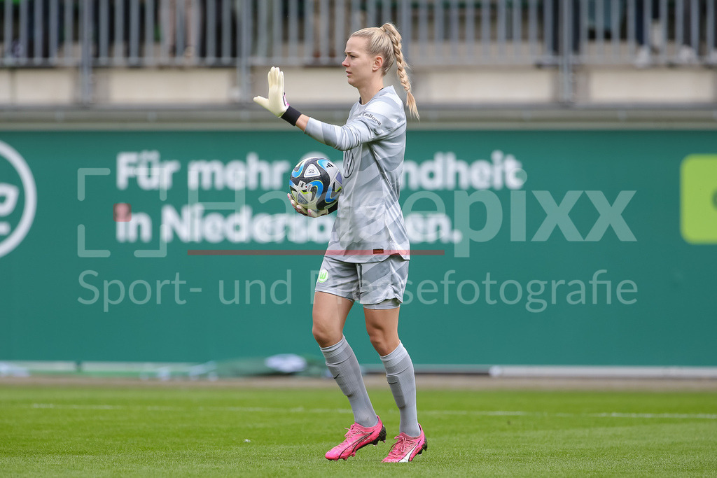 Fussball, DFB-Pokal Frauen, VfL Wolfsburg - SGS Essen | v.li.: Merle Frohms (Torhüterin, Torwart, VfL Wolfsburg, 1) am Ball, Freisteller, Einzelbild, Ganzkörper, Aktion, Action, Spielszene, DIE DFB-RICHTLINIEN UNTERSAGEN JEGLICHE NUTZUNG VON FOTOS ALS SEQUENZBILDER UND/ODER VIDEOÄHNLICHE FOTOSTRECKEN. DFB REGULATIONS PROHIBIT ANY USE OF PHOTOGRAPHS AS IMAGE SEQUENCES AND/OR QUASI-VIDEO.
