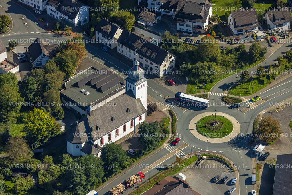 Finnentrop230908393Roenkhausen | Luftbild, Ortsmitte Rönkhausen mit Sankt Antonius Einsiedler Kirche am Kreisverkehr, Rönkhausen, Finnentrop, Sauerland, Nordrhein-Westfalen, Deutschland