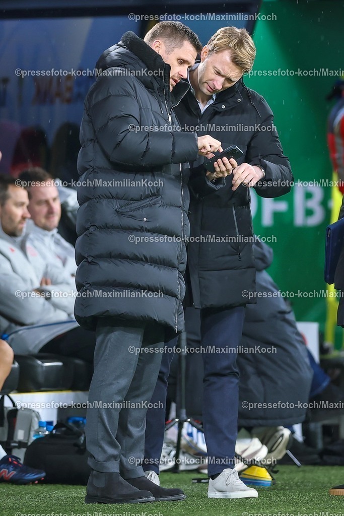 BVB02122501013 | 02.12.2025, Fußball, DFB-Pokal, Borussia Dortmund - Bayer 04 Leverkusen, Achtelfinale, Signal Iduna Park, Saison 2025 2026: Geschäftsführer Simon Rolfes (Bayer04 Geschäftsführung)  neben Sportdirektor Sebastian Kehl (BVB #sk) lachend gut gelaunt Freude zusammenDFB regulations prohibit any use of photographs as image sequences and or quasi-video.