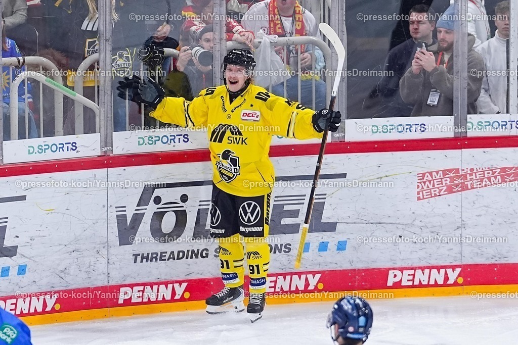 xYDRx30112501005 | 30.11.2025, xydrx, Eishockey, DEL2, Düsseldorfer EG - Krefeld Pinguine, PSD Bank Dome Düsseldorf: Torjubel nach dem Tor zum 1:0 für die Krefeld Pinguine durch Torschütze Roppe Maekitalo (Krefeld Pinguine #91)Photo: xYannisxDreimannxPressefotoKochx