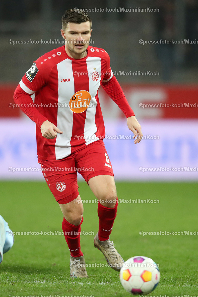 RWE06012402162 | 06.01.2024, Essen, Fußball, Herren, Stadion an der Hafenstraße, Testspiel, Rot-Weiss Essen – 1. FC Köln:  Björn Rother (Rot-Weiss Essen). 
DFB regulations prohibit any use of photographs as image sequences and or quasi-video.