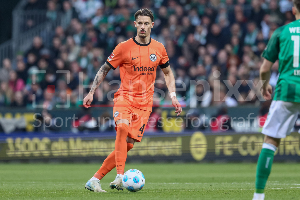 Fussball, Bundesliga, SV Werder Bremen - Eintracht Frankfurt | v.li.: Robin Koch (Eintracht Frankfurt, 4) am Ball, Einzelbild, Ganzkörper, Aktion, Action, Spielszene, DIE DFL-RICHTLINIEN UNTERSAGEN JEGLICHE NUTZUNG VON FOTOS ALS SEQUENZBILDER UND/ODER VIDEOÄHNLICHE FOTOSTRECKEN. DFL REGULATIONS PROHIBIT ANY USE OF PHOTOGRAPHS AS IMAGE SEQUENCES AND/OR QUASI-VIDEO.