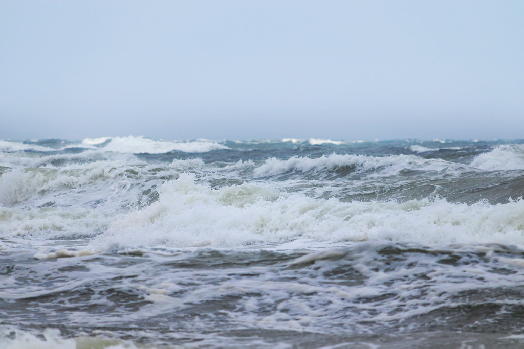 XXL Wandbild: Stürmische Ostsee | Dieses XXL Wandbild im Querformat zeigt einen stürmischen Tag an der Ostsee. Auf dem Meer sind zahlreiche Wellen mit Schaumkronen zu sehen.  - Realisiert mit Pictrs.com