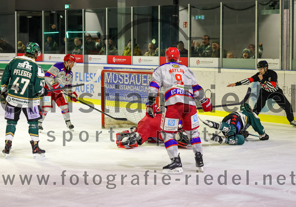 2026-02-15_118_TSV_Erding_gegen_EC_Peiting | Erding, Deutschland, 15.02.2026:Eishockey, Oberliga Süd 2025 / 2026, 47. Spieltag, TSV Erding gegen EC Peiting, Endergebnis: 4:5Marco Pfleger (Erding Gladiators, #47), Torwart Tommi Steffen (EC Peiting, #1), Maximilian Forster (Erding Gladiators, #81)Foto: Christian Riedel / fotografie-riedel.net