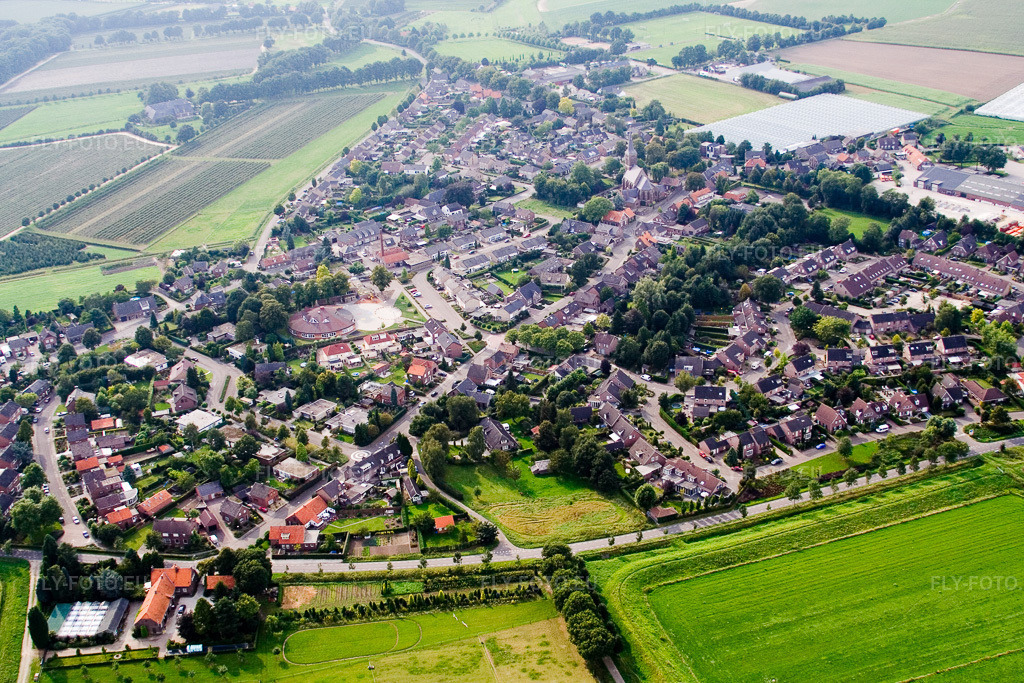 Vue aérienne: Vue de la ville à De Hamert dans le département Limbourg, Pays-Bas. Photo: IMG_12963.jpg prise le 31/08/2008 par Werner Riehm/FLY-FOTO.eu – Résolution de l'original: 3456 x 2304 px