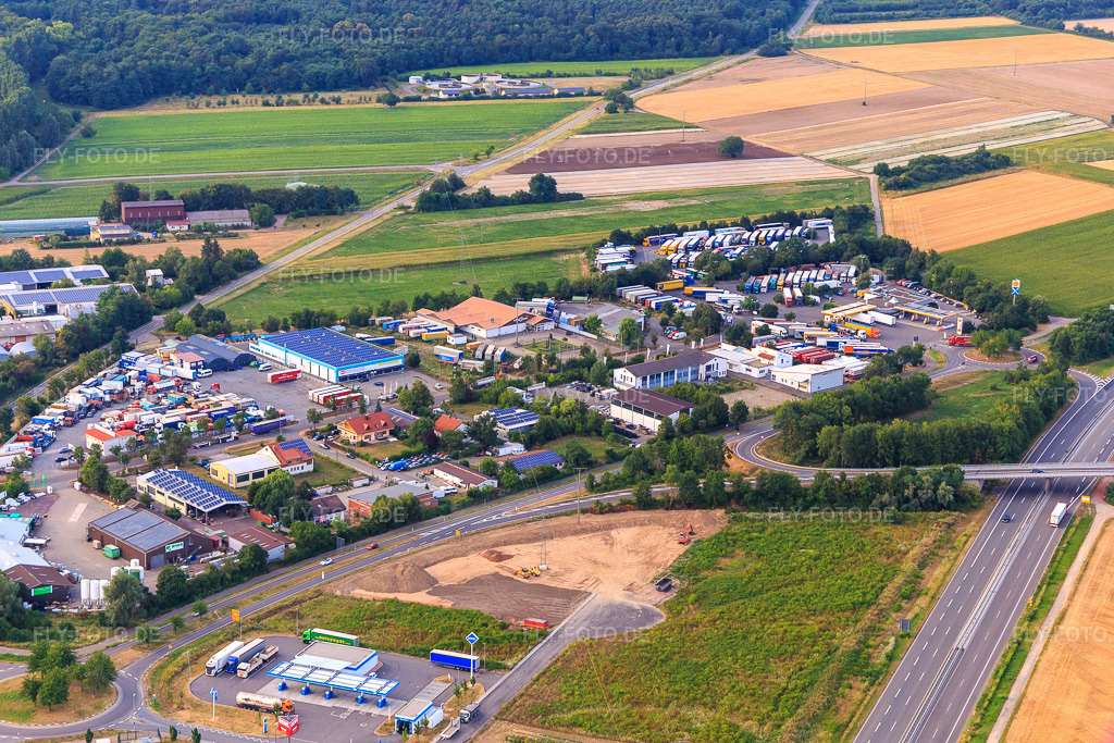 Luftbild: Gewerbegebiet Speyerer Straße an der B9 in Schwegenheim im Bundesland Rheinland-Pfalz in Deutschland. Foto: IMG_109051.jpg vom 19.07.2018 durch Werner Riehm/FLY-FOTO.de