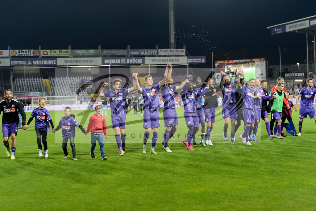 OSNVKO20210906_67 | Fussball, Herren: . Spieler vom VfL Osnabrueck Schlussjubel, jubeln nach dem 3:0 Sieg beim Spiel der 3. Liga zwischen VfL Osnabrueck und FC Viktoria Koeln im Stadion an der Bremer Bruecke am 06.09.2021 in Osnabrueck, Deutschland.DFB / DFL REGULATIONS PROHIBIT ANY USE OF PHOTOGRAPHS AS IMAGE SEQUENCES AND/OR QUASI-VIDEO. - Realisiert mit Pictrs.com