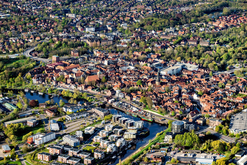 Stade_Altstadt_ELS_0040010523 | STADE 01.05.2023 Stadtzentrum im Innenstadtbereich mit Stadthafen und Hafencity in Stade im Bundesland Niedersachsen, Deutschland. // City center in the inner city area with the city harbor and Hafencity in Stade in the state of Lower Saxony, Germany. Foto: Martin Elsen