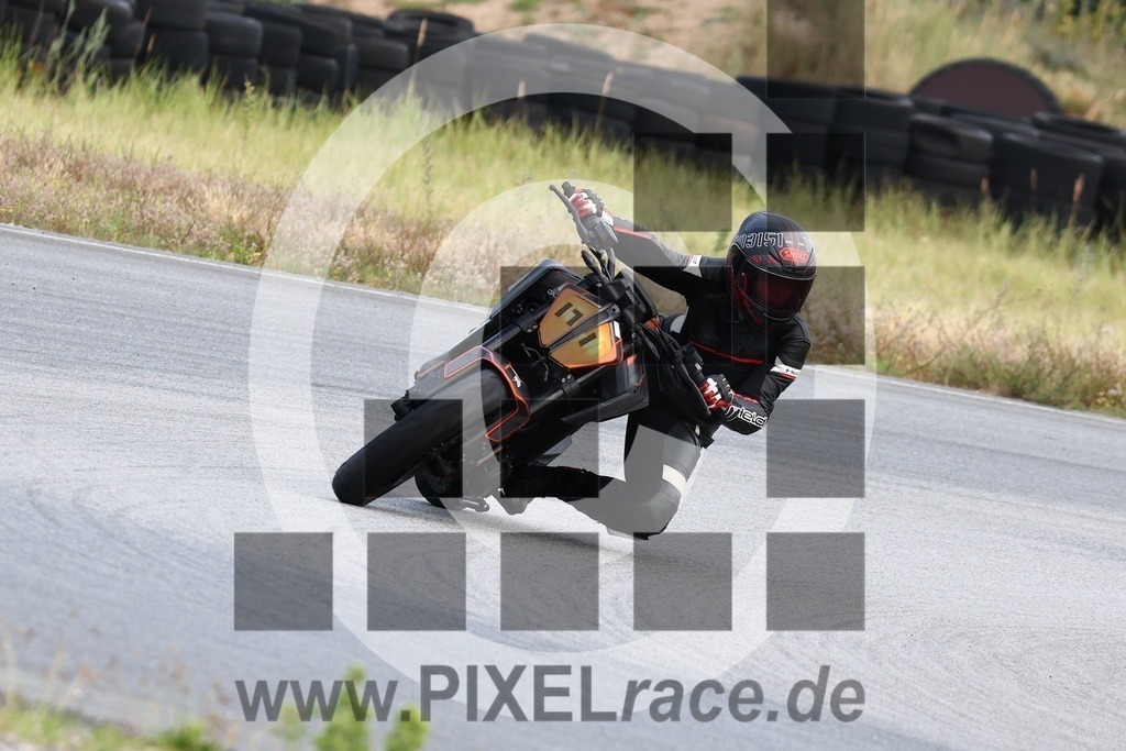 0171-20240803_04709 | Schöne Erinnerungen an spannende Momente - das festzuhalten ist unser Job. PIXELrace.de ist seit 2003 auf den Rennstrecken Europas unterwegs um die Action draußen beim Fahren und die wunderbare Stimmung imm Fahrerlager für euch einzufangen.