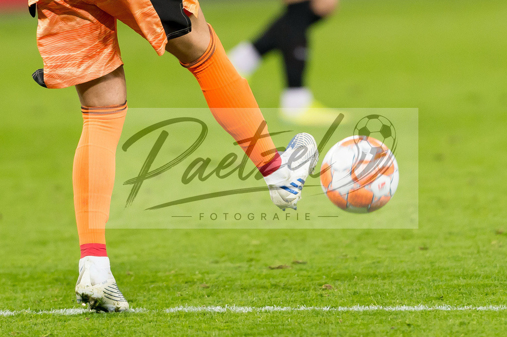 HSVSCF20220419_201 | Fussball, Herren: . Ball am Fuss beim DFB-Pokal-Halbfinalspiel zwischen Hamburger SV und SC Freiburg im Volksparkstadion am 19.04.2022 in Hamburg, Deutschland.DFB / DFL REGULATIONS PROHIBIT ANY USE OF PHOTOGRAPHS AS IMAGE SEQUENCES AND/OR QUASI-VIDEO. - Realisiert mit Pictrs.com