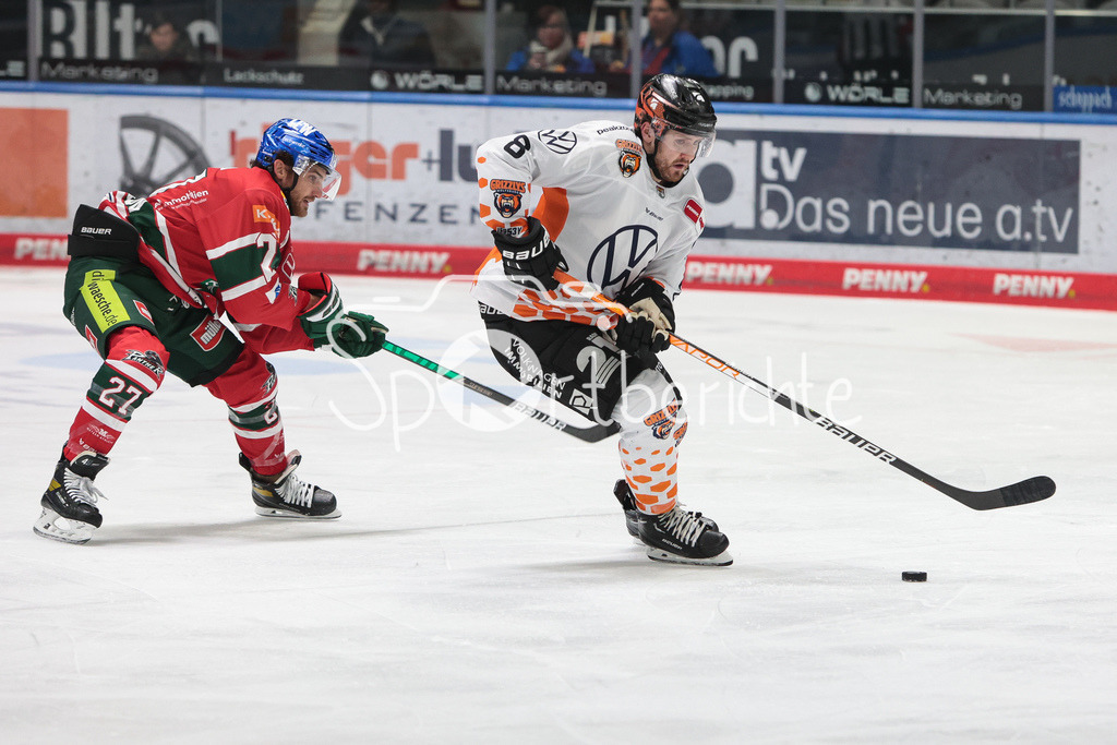Augsburger Panther - Grizzlys Wolfsburg | Adam JOHNSON (AEV #27) im Duell mit Jordan MURRAY (WOB #8)