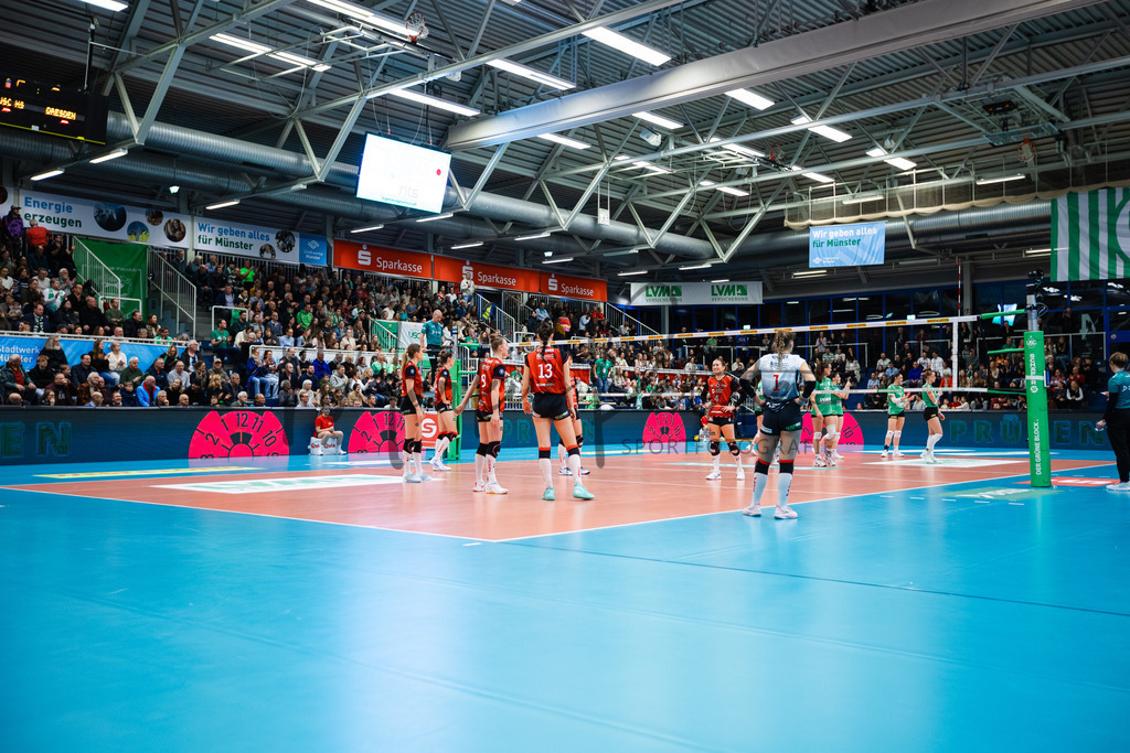 Volleyball, 1. Bundesliga Frauen, Hauptrunde, 8. Spieltag, Saison 2025/2026: USC Münster - Dresdner SC | 1. Bundesliga Frauen, Hauptrunde, 8. Spieltag, Saison 2025/2026, USC Münster empfängt Dresdner SC in der Sporthalle Berg Fidel in Münster. Foto: sportfotografie.ms | Markus Paletta - Realisiert mit Pictrs.com