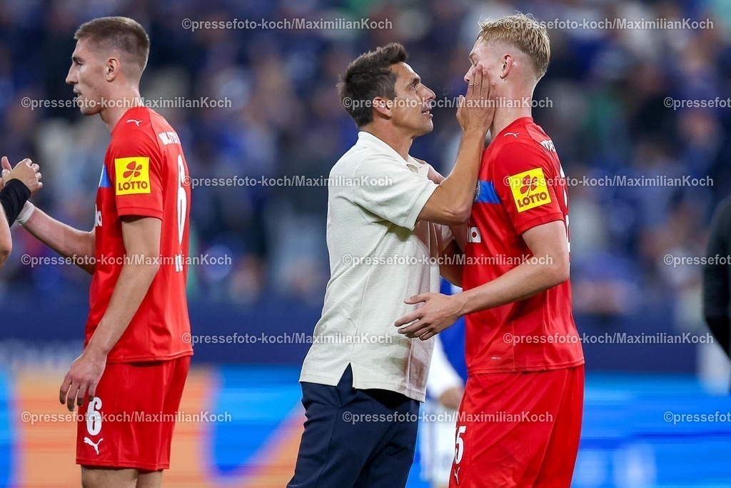 S0413092501199 | 13.09.2025, Fußball, FC Schalke 04 - Holstein Kiel, 5.Spieltag, 2. Fußball Bundesliga, Veltins-Arena Gelsenkirchen, Saison 2025 2026: Cheftrainer Marcel Rapp (Holstein Kiel)  zusammen mit Kasper Davidsen&nbsp;(Holstein Kiel #15) nach dem 1:0 Sieg auf dem Spielfeld DFB regulations prohibit any use of photographs as image sequences and or quasi-video.