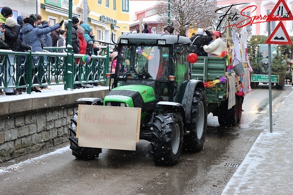 fasching2026-mariazell (36) | Mit meiner Kamera halte ich besondere Augenblicke, faszinierende Landschaften und interessante Details fest. Dabei entstehen ganz unterschiedliche Aufnahmen – von stimmungsvollen Landschaftsfotografien und beeindruckenden Drohnenaufnahmen über Pressefotos - Realisiert mit Pictrs.com
