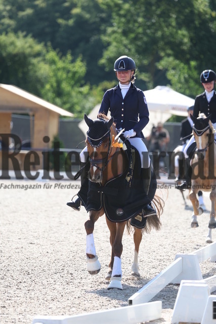 Bad Boll_2023_Prfg.Nr.04_Pony-Dressur_Kl.A_Siegerehrung_Prfg.Nr.04_ (20) | Alle Fotos der Reiterjournal Fotografin Doris Matthaes im Reiterjournal Online-Fotoshop. - Realizado com Pictrs.com