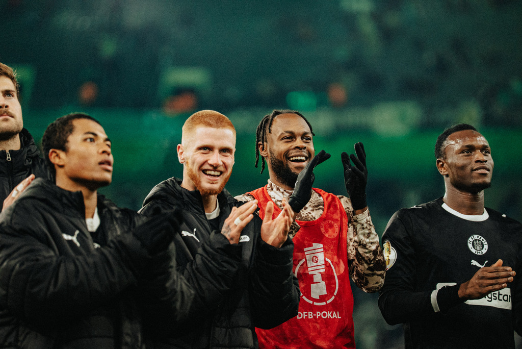_STP8662 | Der offizielle Shop für FC St. Pauli Fotos. Wähle aus Spielszenen & Fanmomenten dein FCSP Wunschformat. Wir liefern Millerntor-Atmosphäre.