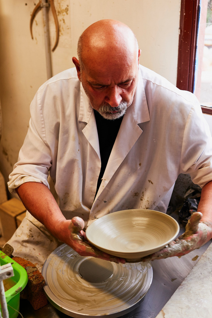 Maestro Caravaggi bei der Teller-Herstellung | Deruta, Italien - August 31, 2016: Maestro Caravaggi bei der Teller-Herstellung. - Realisiert mit Pictrs.com