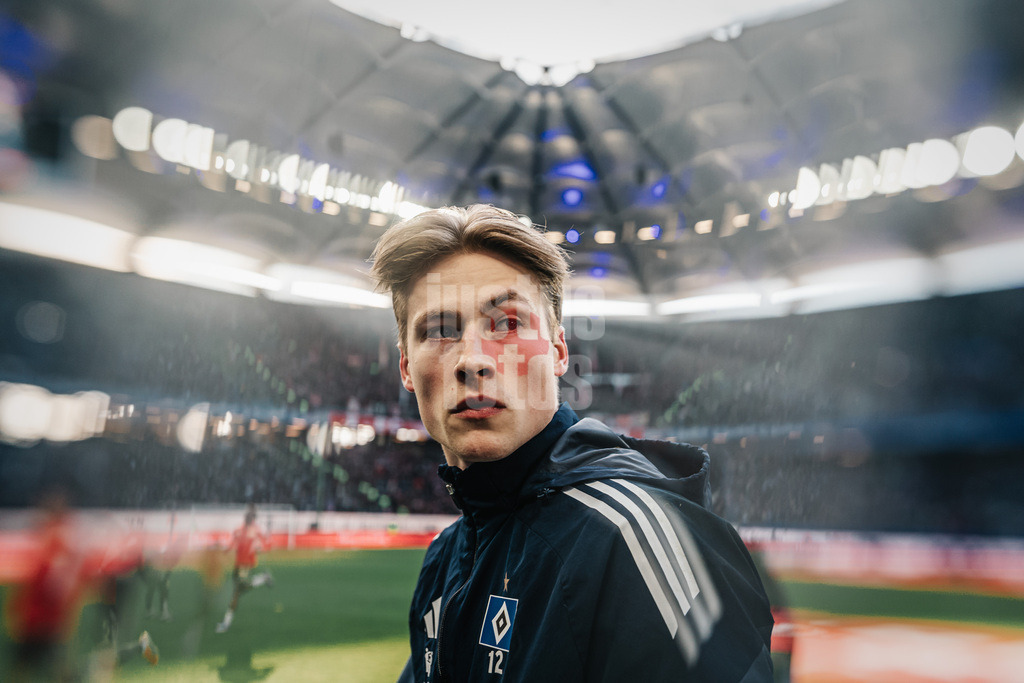 Fußball | Männer | Saison 2025/2026 | 1. Fußball-Bundesliga | 22. Spieltag | Hamburger SV vs. 1. FC Union Berlin | 14.02.2026 | Sander Tangvik (#12, HSV) geht nach dem Aufwärmen in die Kabine Obejktivfilter