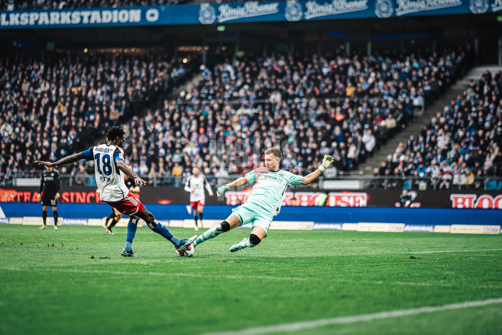 Fußball | Männer | Saison 2023/2024 | 2. Fußball-Bundesliga | 16. Spieltag | Hamburger SV vs. SC Paderborn 07 | 09.12.2023 | v.l. Bakery Jatta (#18, HSV) scheitert an Pelle Boevink (#1, SC Paderborn 07)