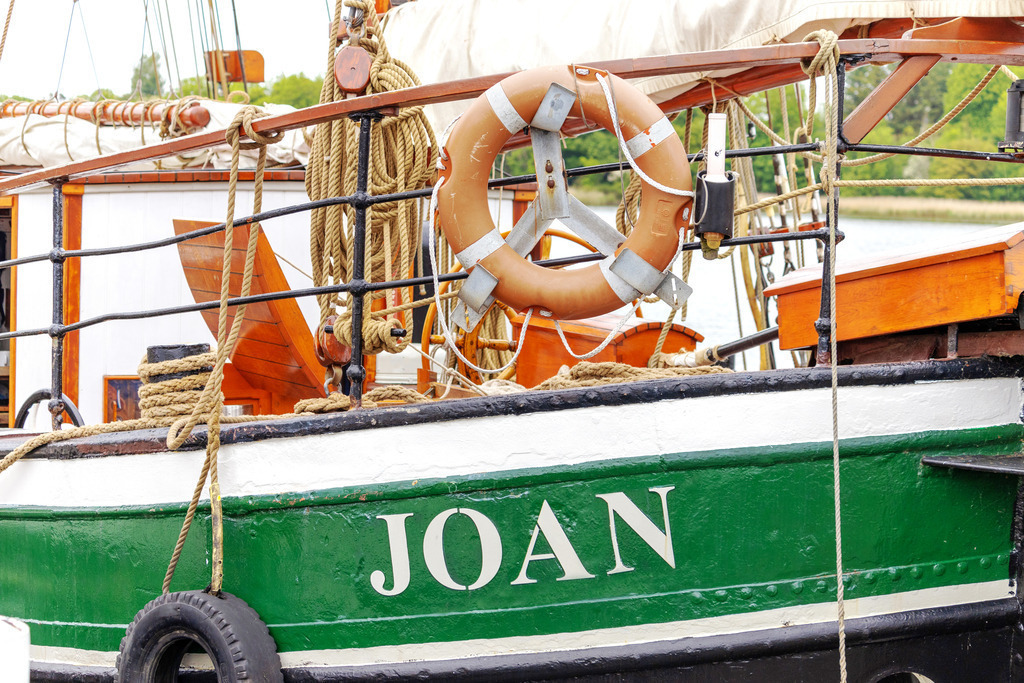 Wandbild: Nahaufnahme Traditionssegler | Dieses maritime Wandbild im Querformat zeigt ein Segelschiff in Nahaufnahme. Über dem Bootsnamen befindet sich ein Rettungsring.  - Realisiert mit Pictrs.com