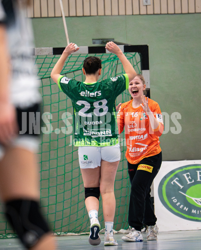 Handball I Frauen I Saison 2025-2026 I 3. Liga Staffel Nord I 13. Spieltag I SC SFN Vechta -Buxtehuder SV II-20 | Jette Dudda (28, SC SFN Vechta) bejubelt Madita Guderle (16, SC SFN Vechta) erstes Tor - Realisiert mit Pictrs.com