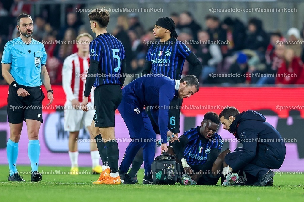 1FC04022601032 | 04.02.2026, Fußball, UEFA Youth League, U19 1. FC Köln - Inter Mailand, Sechzehntelfinale, RheinEnergie-STADION, Saison 2025 2026: Jamal Iddrissou (FC Internazionale Milano #09) muss medizinisch versorgt werden DFB regulations prohibit any use of photographs as image sequences and or quasi-video.