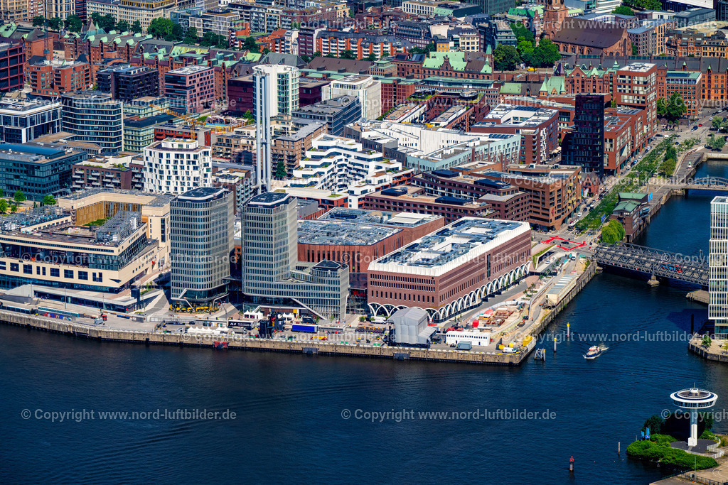 Hamburg_Chicargokai_Hafencity_ELS_7009200625 | HAMBURG 20.06.2025 Gebäudekomplexedes am Überseequartier am Chicagokai - Osakaallee im Bereich des ehemaligen Grasbrooks im Ortsteil Hafencity in Hamburg, Deutschland. Weiterführende Informationen bei: CHRISTIAN DE PORTZAMPARC,  Depenbrock Bau GmbH & Co. KG,  F + Z Baugesellschaft, Zweigniederlassung der Hecker Bau GmbH & Co. KG,  Stump-Franki Spezialtiefbau GmbH,  Unibail-Rodamco Germany GmbH,  Unibail-Rodamco ÜSQ Süd Quartiersmanagement GmbH. // Building complex at the Ueberseequartier on Chicagokai - Osakaallee in the area of the former Grasbrook in the Hafencity district of Hamburg, Germany. Further information at: CHRISTIAN DE PORTZAMPARC,  Depenbrock Bau GmbH & Co. KG,  F + Z Baugesellschaft, Zweigniederlassung der Hecker Bau GmbH & Co. KG,  Stump-Franki Spezialtiefbau GmbH,  Unibail-Rodamco Germany GmbH,  Unibail-Rodamco UeSQ Sued Quartiersmanagement GmbH. Foto: Martin Elsen